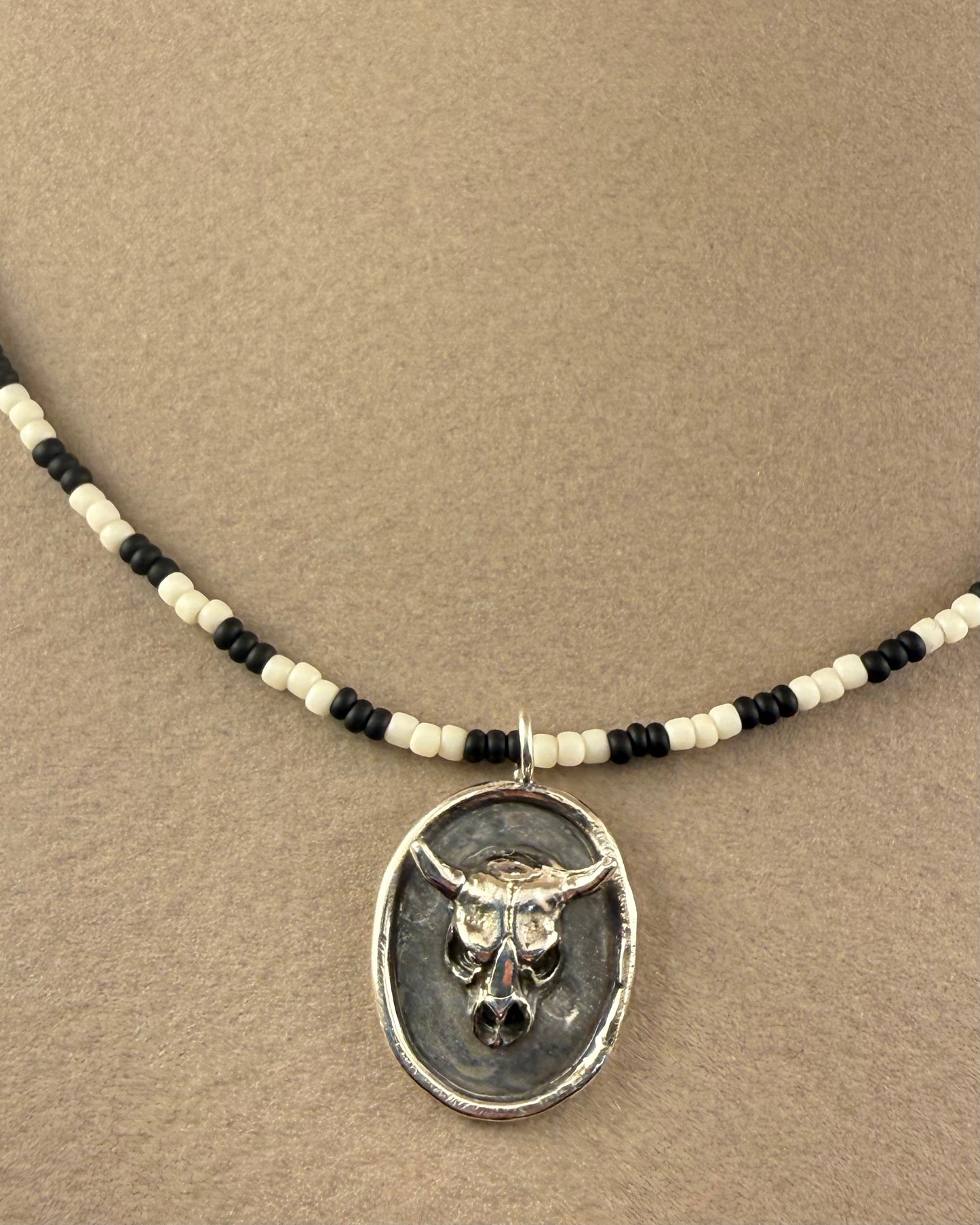 Bull Necklace Eggshell/Iris